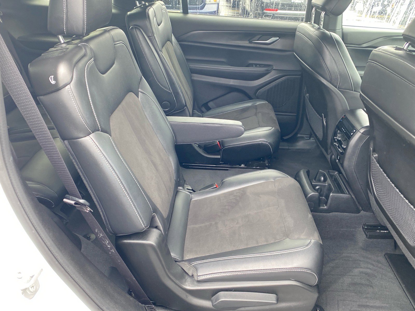 Used 2023 Jeep Grand Cherokee L Laredo AWD/4WD image 24