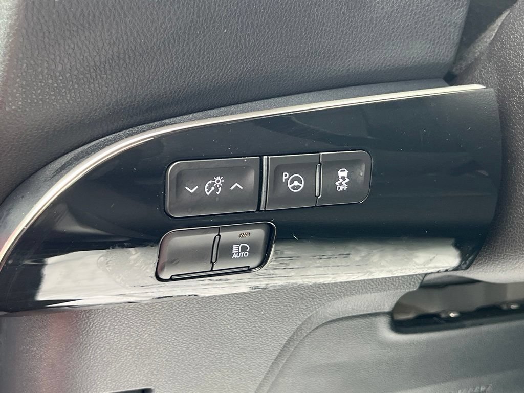 Certified 2022 Toyota Prius LE FWD image 35