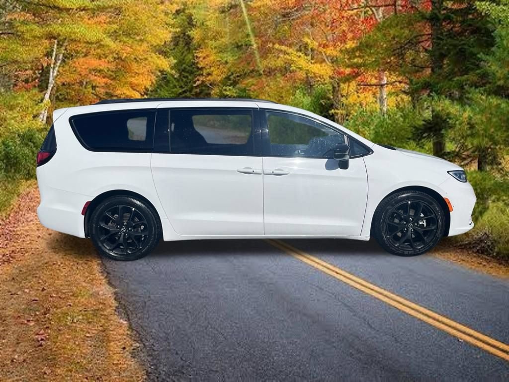 Used 2025 Chrysler Pacifica Limited FWD image 2