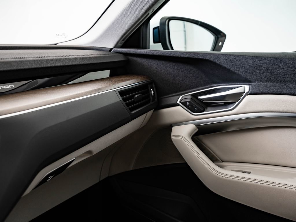 Used 2022 Audi e-tron Premium Plus w/ Premium Plus Package image 40