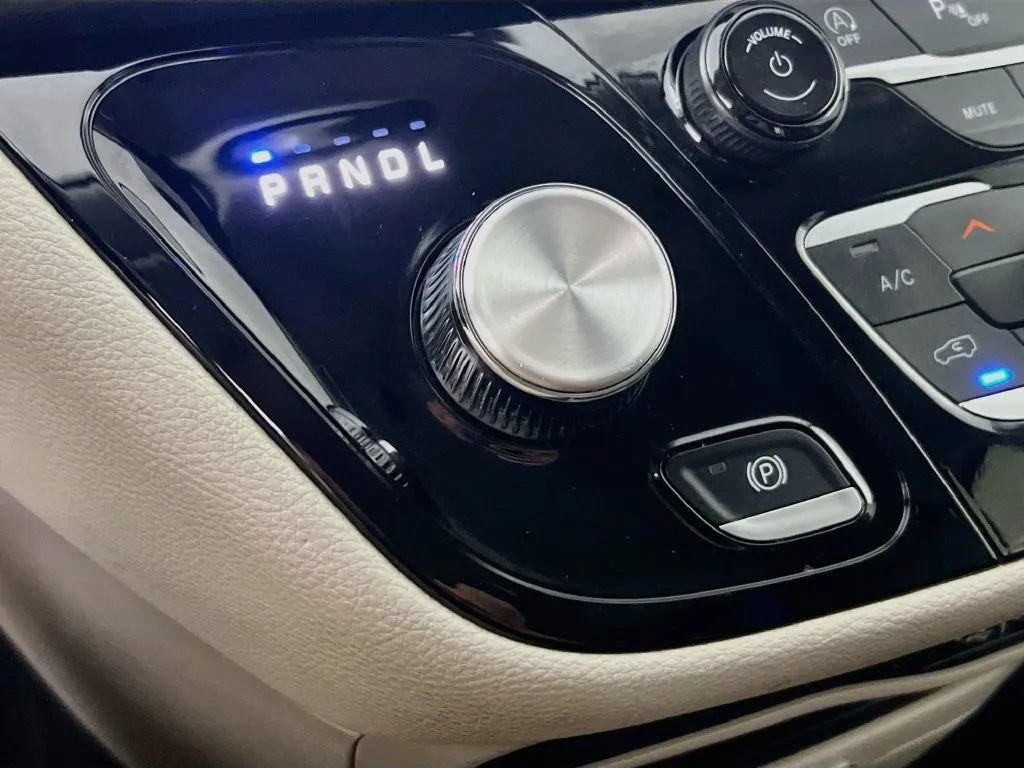Used 2024 Chrysler Pacifica Touring-L FWD image 17