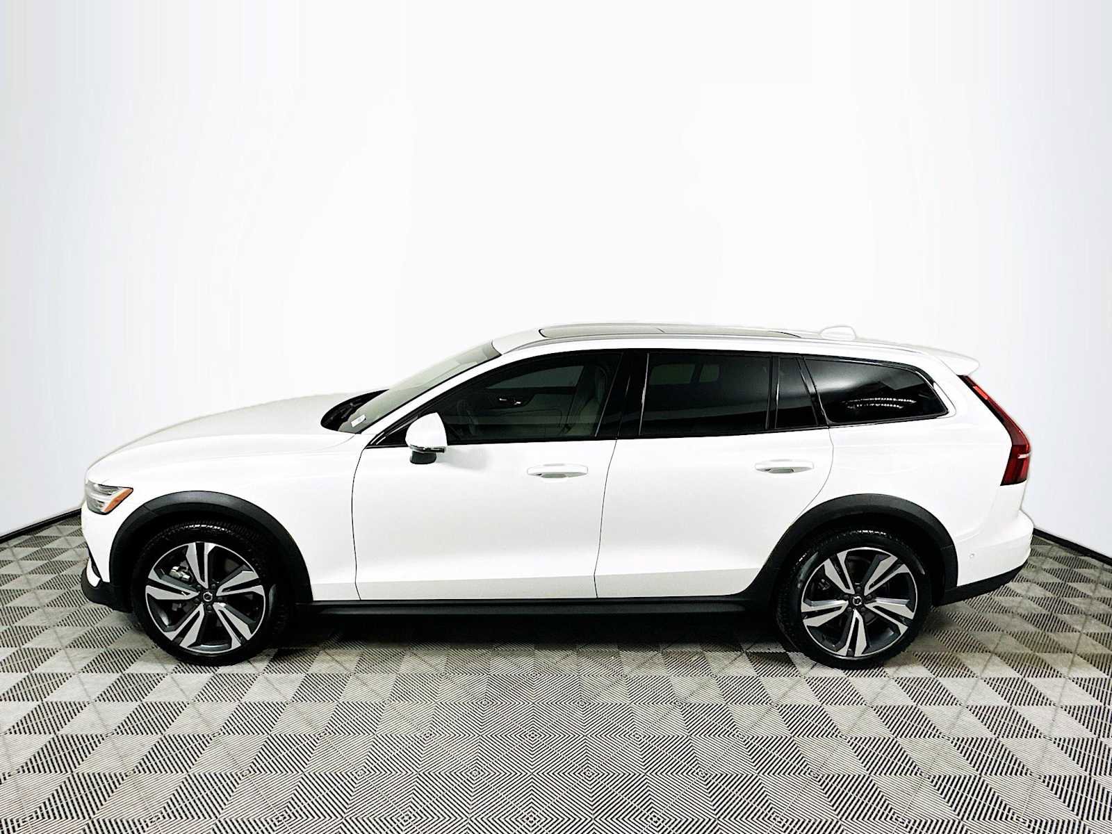 Used 2025 Volvo V60 B5 Cross Country Plus w/ Protection Package Premier image 4
