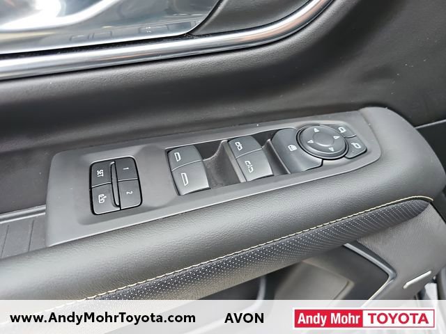 Used 2024 GMC Yukon SLT image 11