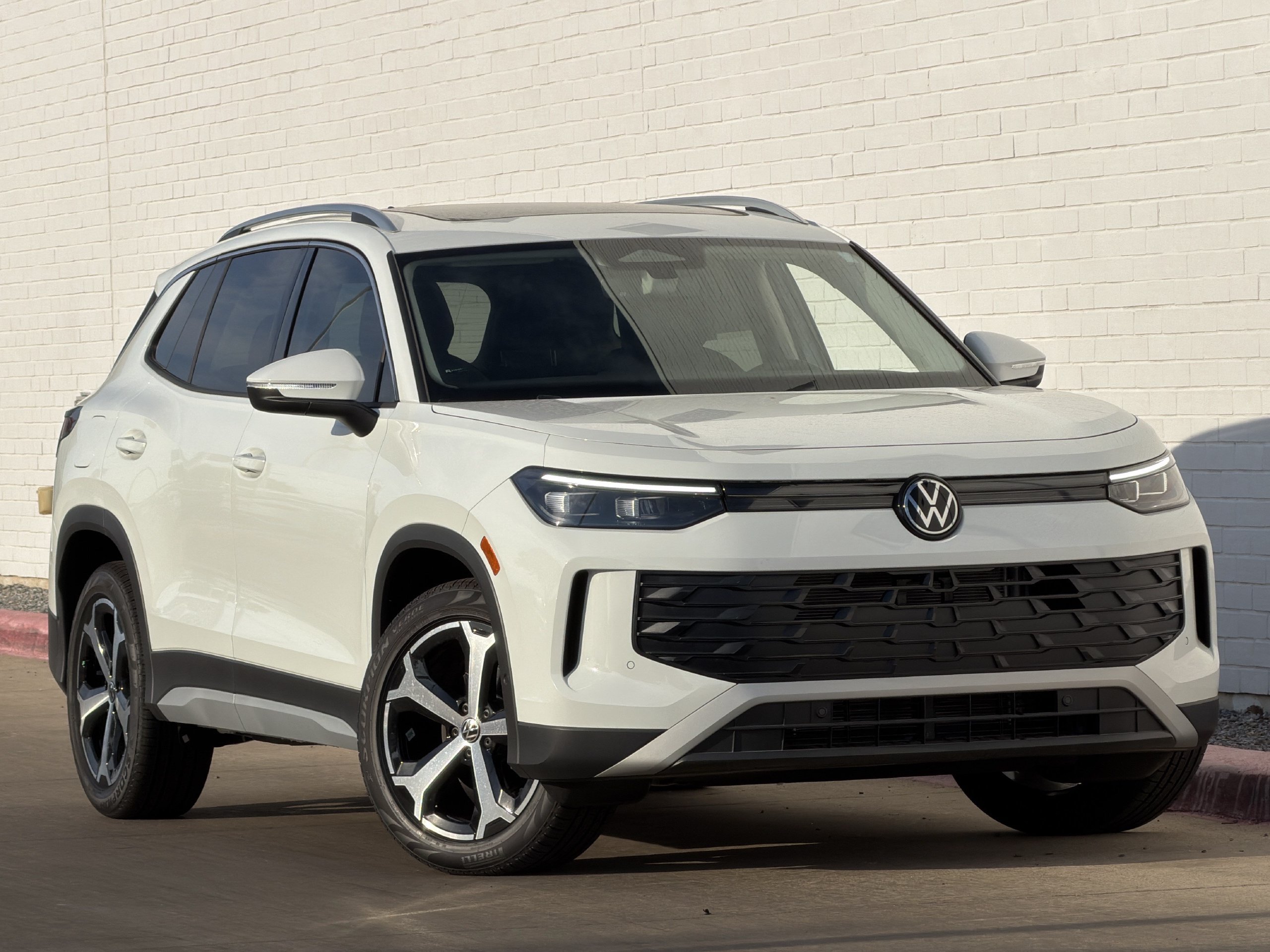 New 2026 Volkswagen Tiguan SE FWD image 2