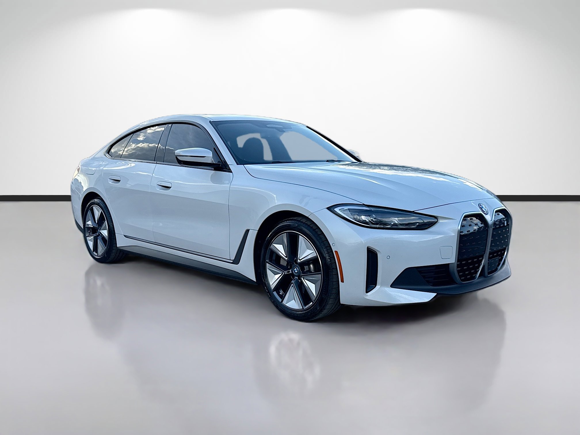 Used 2023 BMW i4 eDrive35 image 1