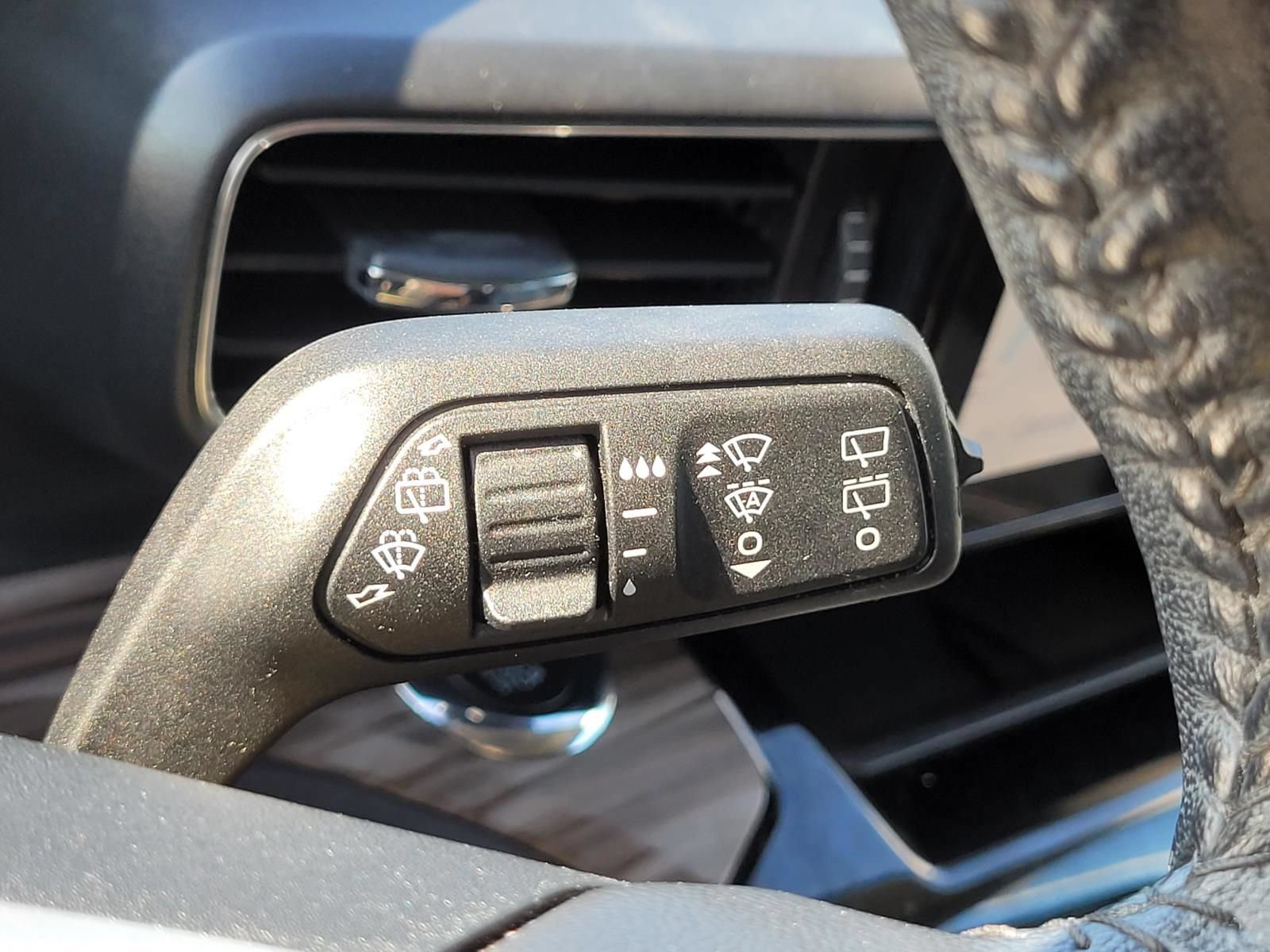Used 2022 Ford Explorer Limited w/ Equipment Group 301A AWD/4WD image 38