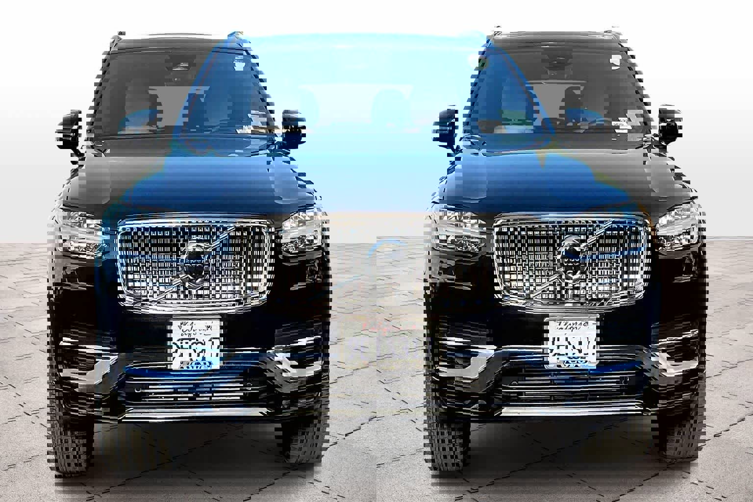 Used 2023 Volvo XC90 T8 Ultimate w/ Lounge Package image 3