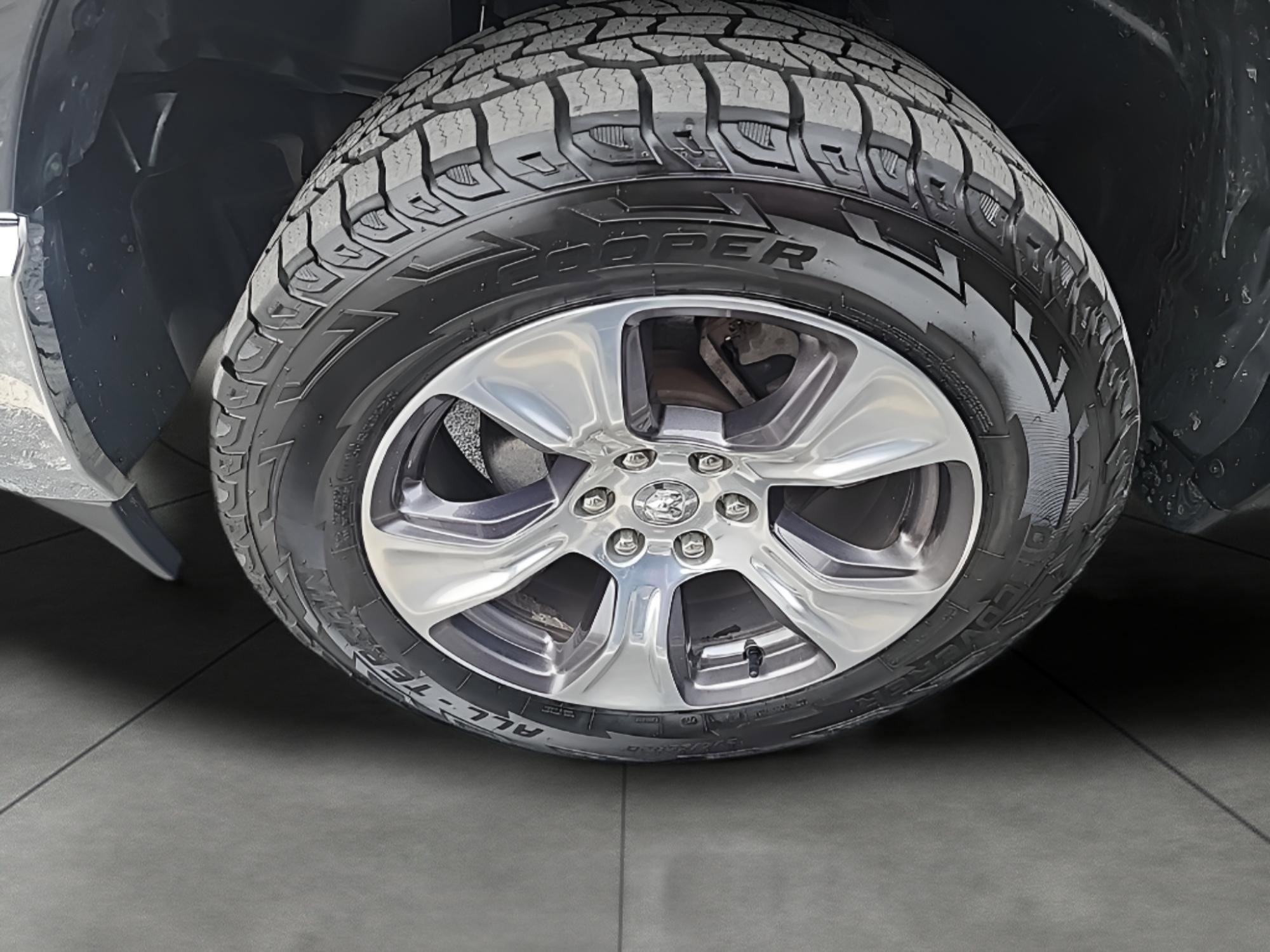 Used 2019 RAM 1500 Laramie image 9