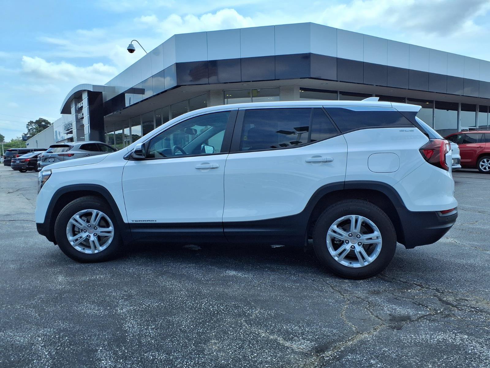 Used 2024 GMC Terrain SLE FWD image 32