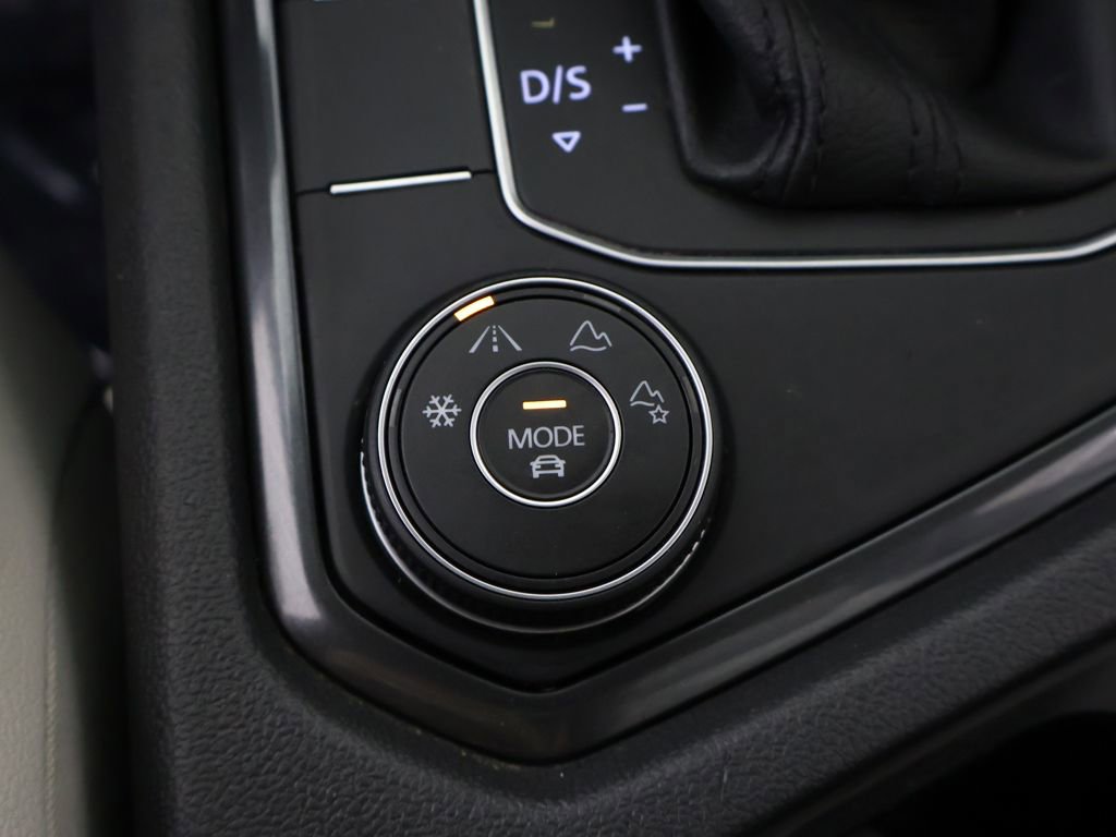 Used 2020 Volkswagen Tiguan SEL AWD/4WD image 56