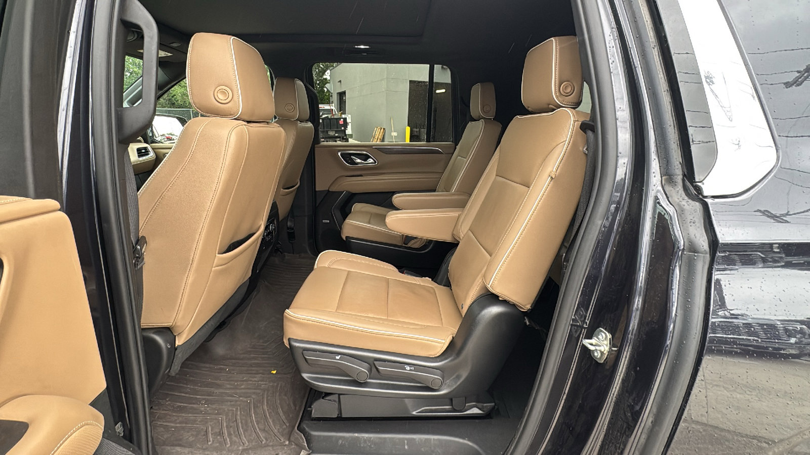 Used 2023 Chevrolet Suburban Premier w/ Premium Package 2 AWD/4WD image 15