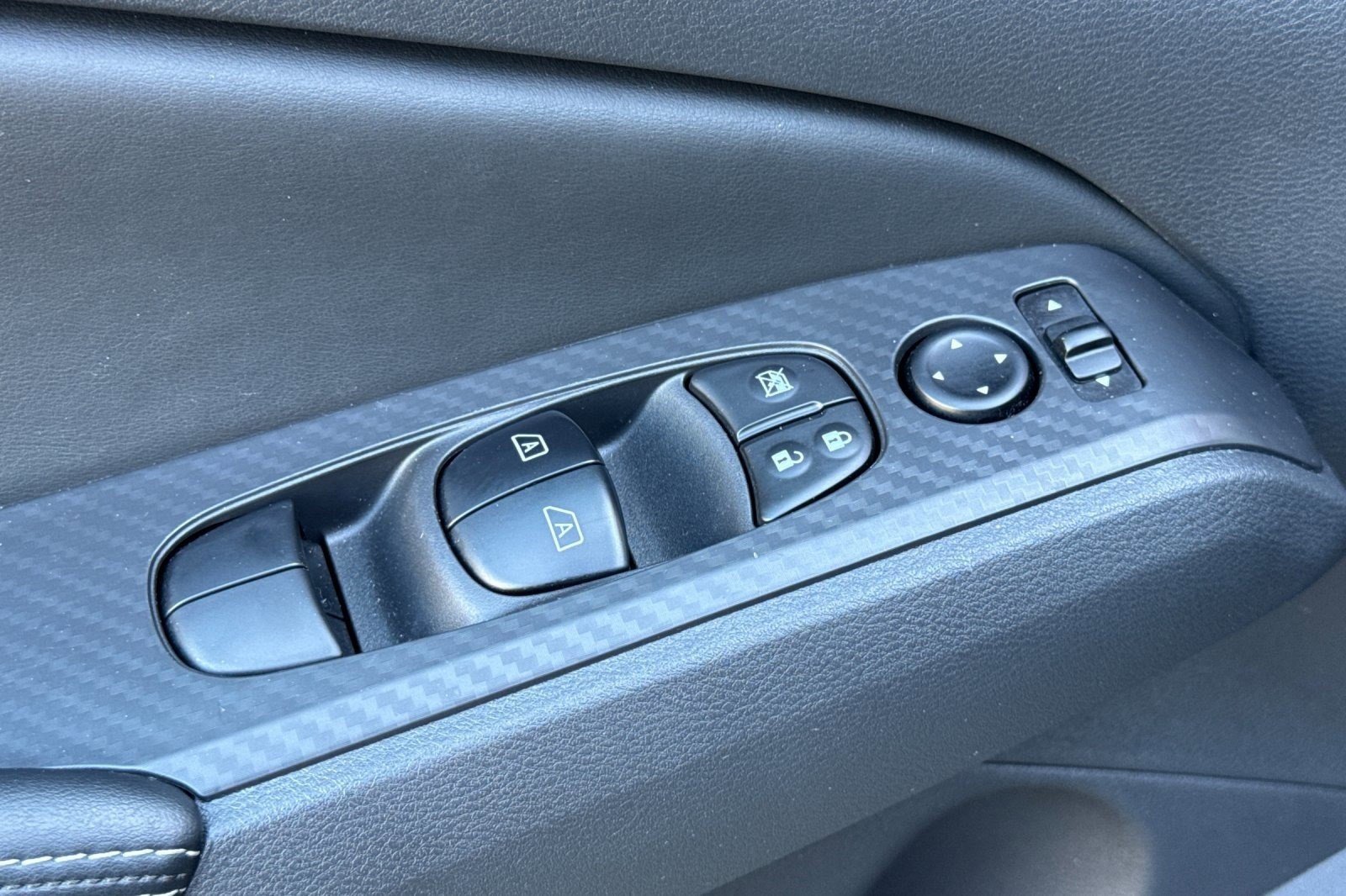 Used 2025 Nissan Altima 2.5 SV image 12