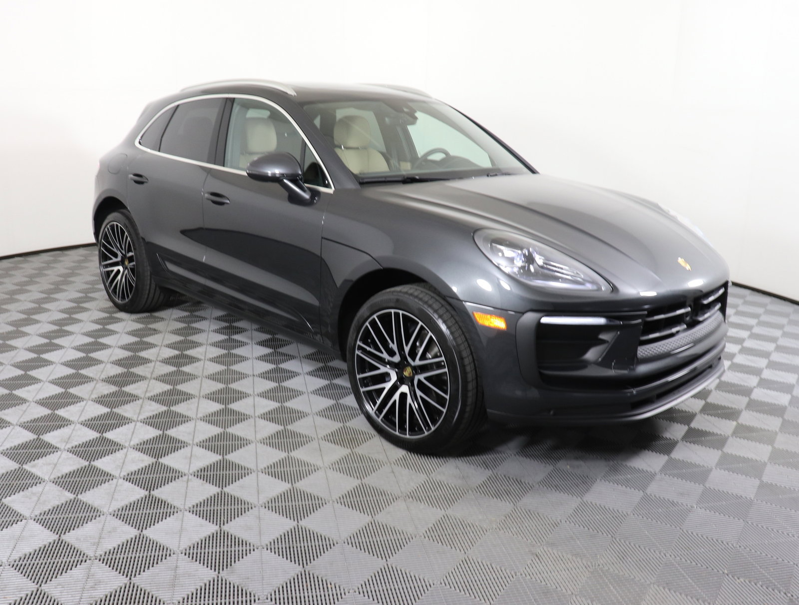 Used 2025 Porsche Macan image 7