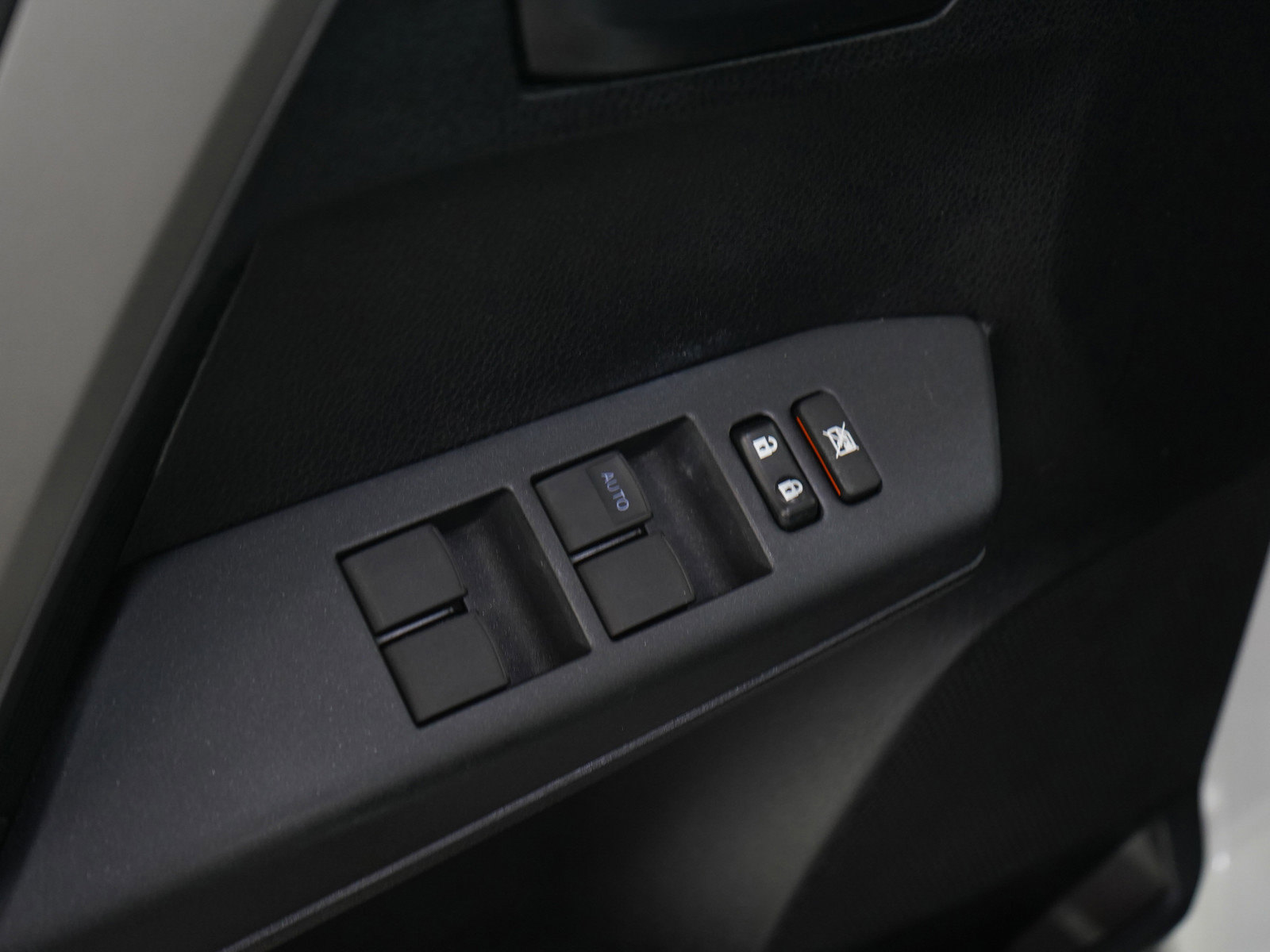 Used 2016 Toyota RAV4 LE AWD/4WD image 19