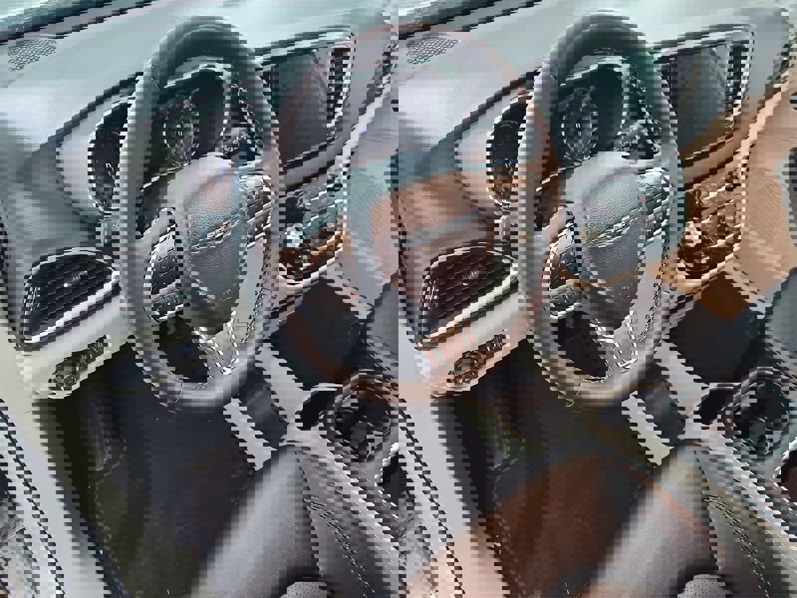 Used 2024 Chrysler Pacifica Touring-L image 2