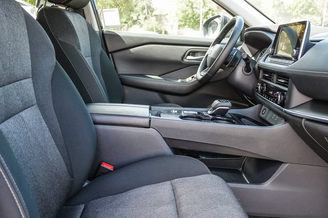 Used 2025 Nissan Rogue SV FWD image 17