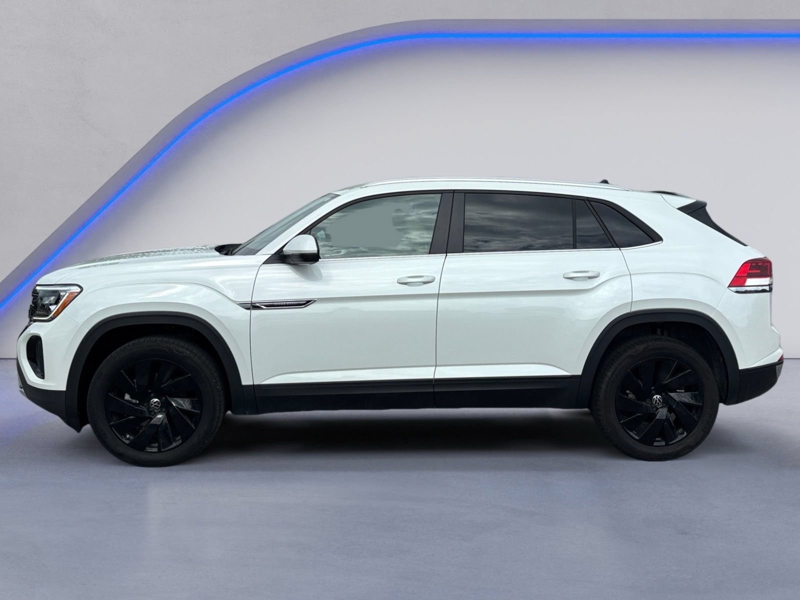 Used 2026 Volkswagen Atlas Cross Sport SE w/ Black Wheel Package FWD image 7