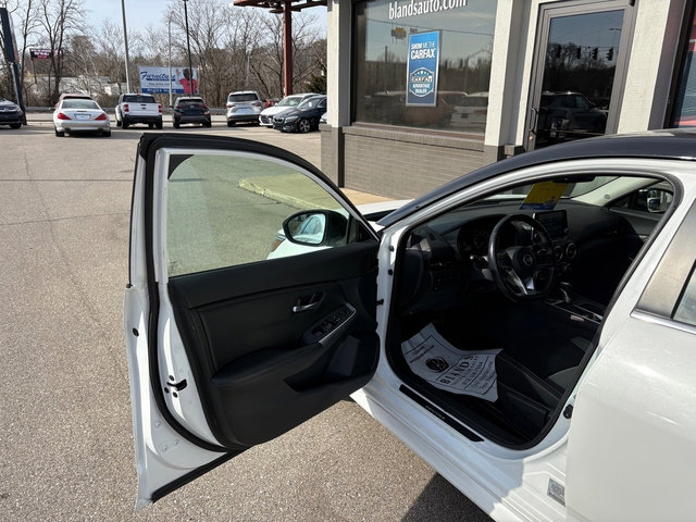 Used 2022 Nissan Sentra SR w/ Lighting Package FWD image 9