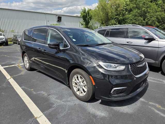Used 2024 Chrysler Pacifica Touring-L FWD image 3