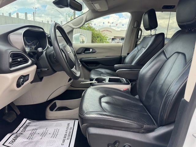 Used 2022 Chrysler Pacifica Touring-L image 10