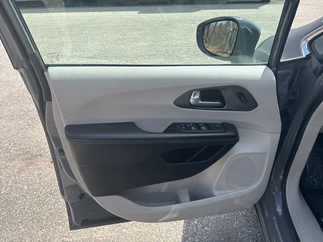 Used 2022 Chrysler Pacifica Touring-L image 20