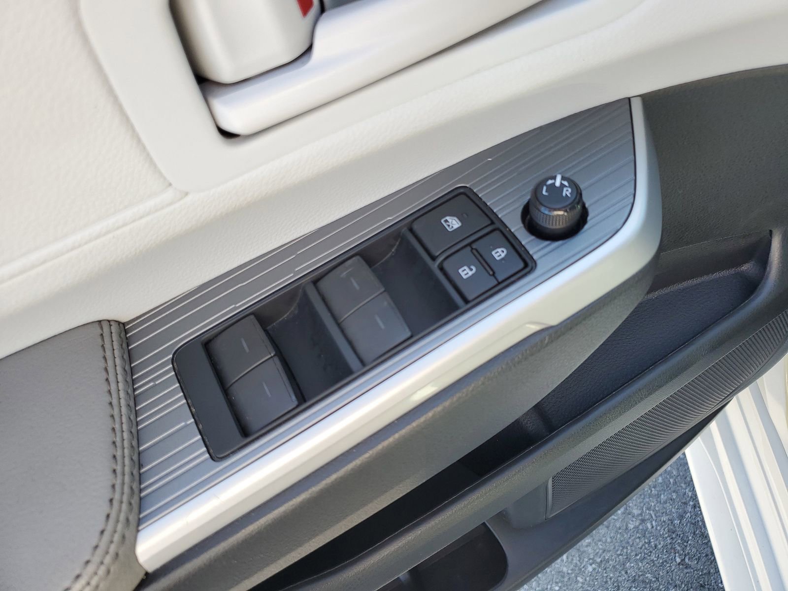 Certified 2025 Toyota Sienna LE image 20