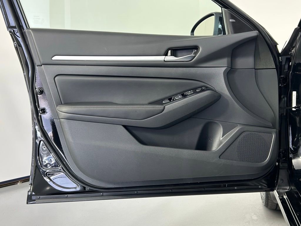Used 2025 Nissan Altima 2.5 SL FWD image 31