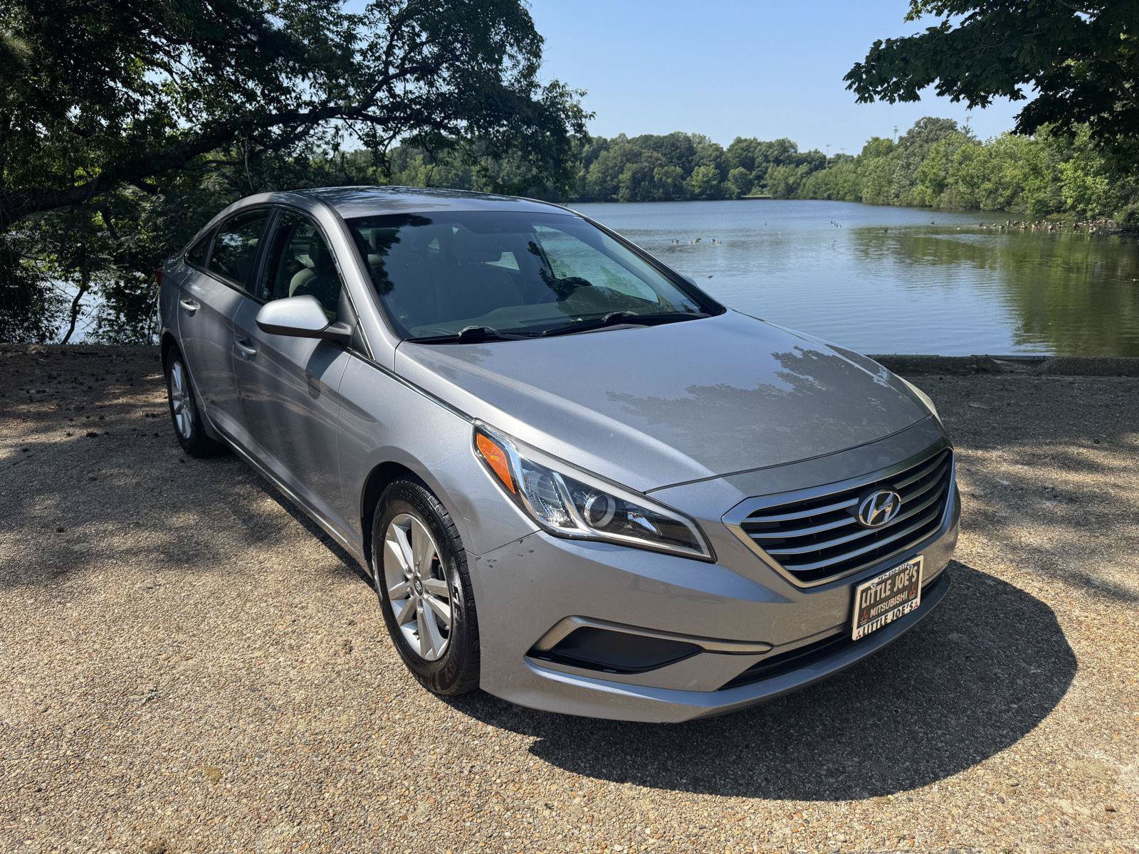 Used 2017 Hyundai Sonata SE FWD image 2