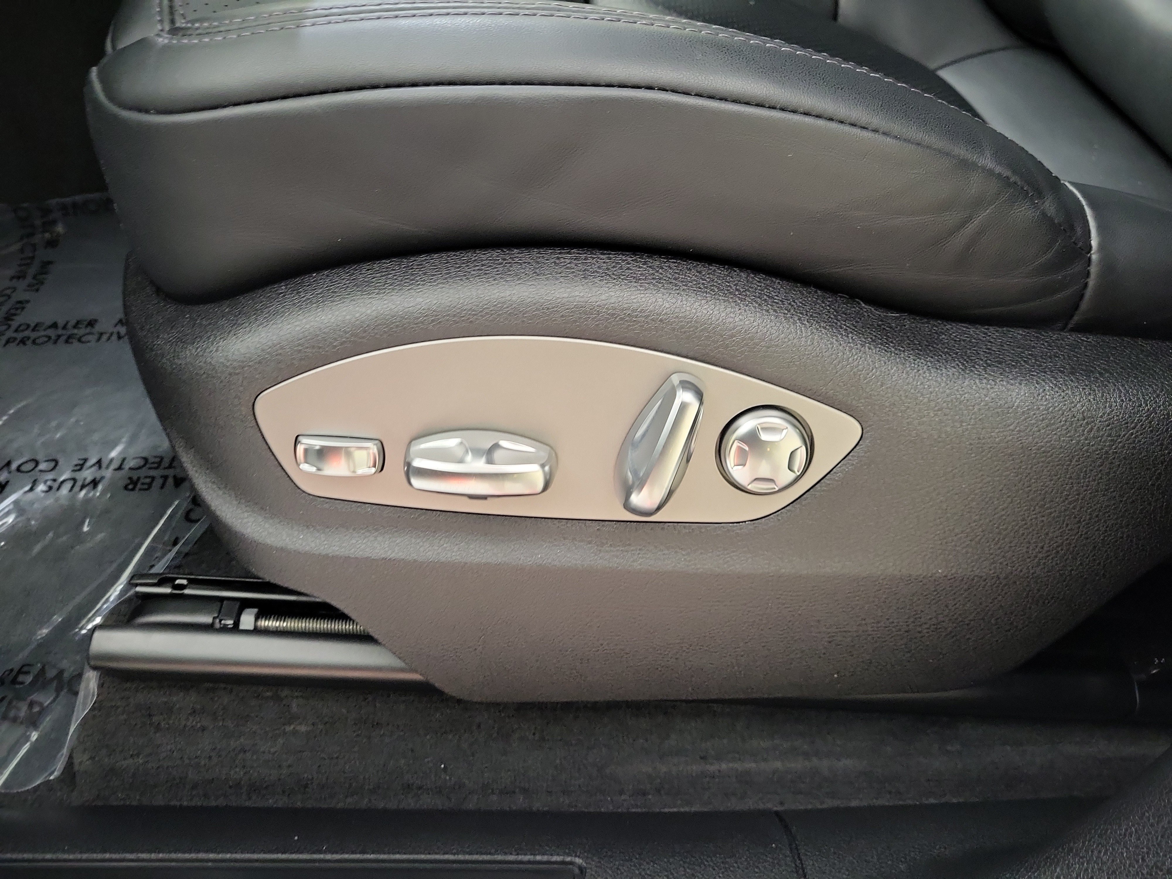 Certified 2026 Porsche Macan AWD/4WD image 16