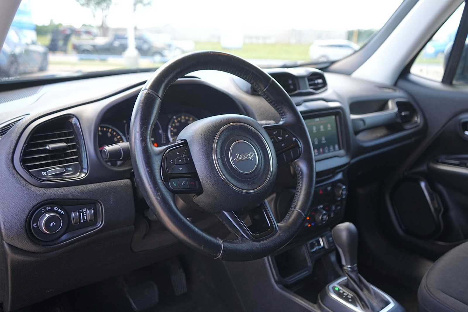 Used 2018 Jeep Renegade Altitude FWD image 2