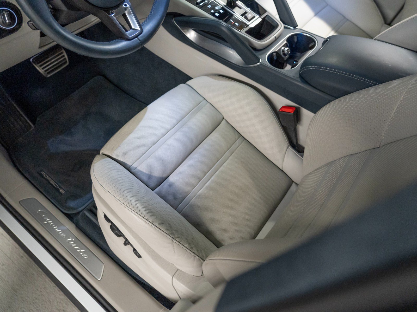 Certified 2023 Porsche Cayenne Turbo AWD/4WD image 13