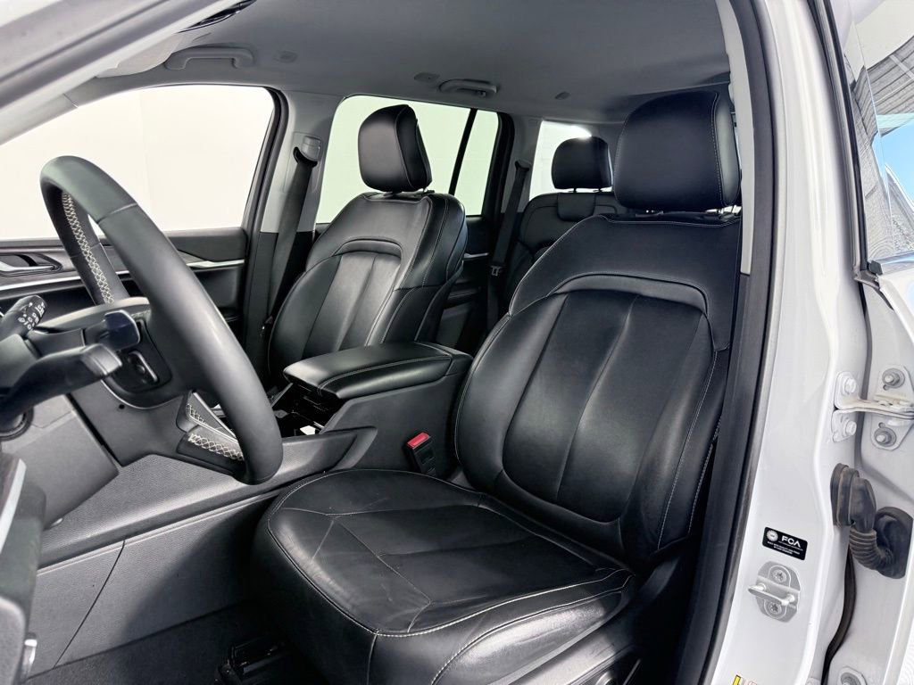 Used 2023 Jeep Grand Cherokee Limited w/ Black Appearance Package image 11