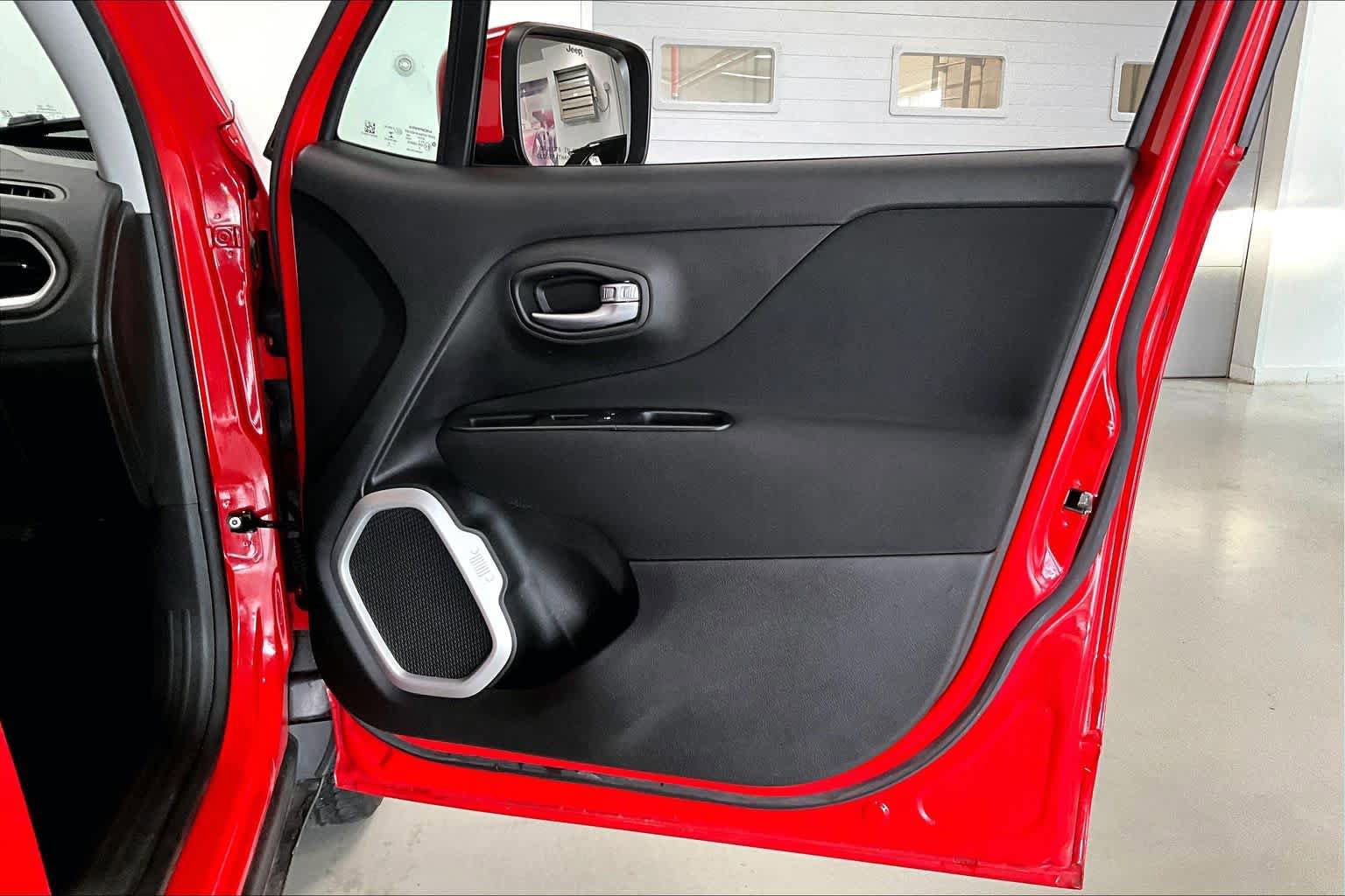 Used 2018 Jeep Renegade Latitude w/ Cold Weather Group AWD/4WD image 25