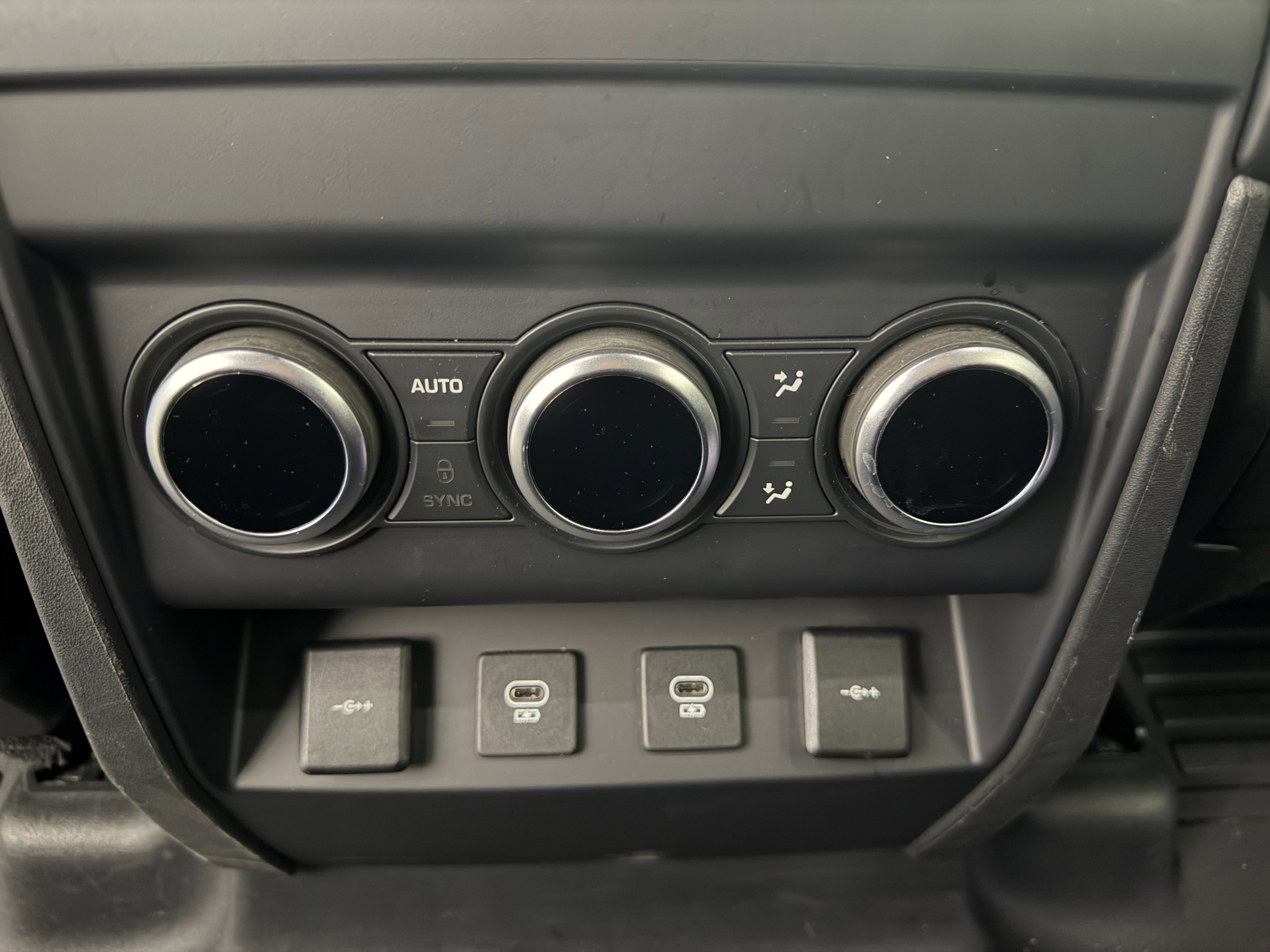 Used 2022 Land Rover Defender 110 X-Dynamic HSE AWD/4WD image 29