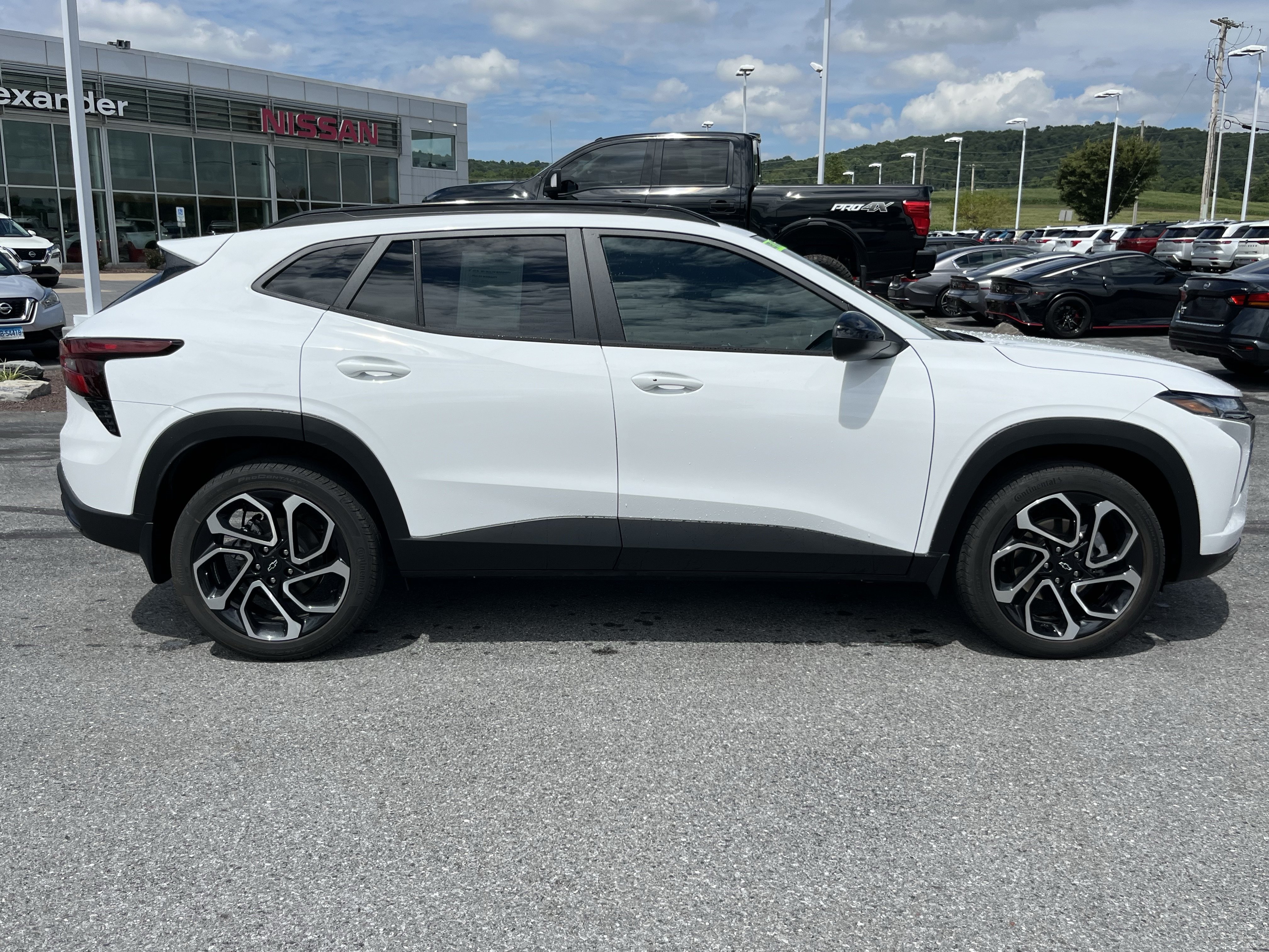 Used 2026 Chevrolet Trax RS w/ Sunroof Package FWD image 2