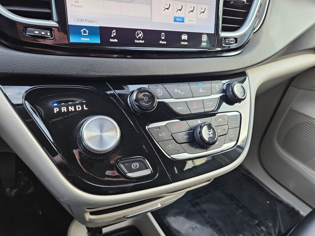 Used 2024 Chrysler Pacifica Touring-L image 25