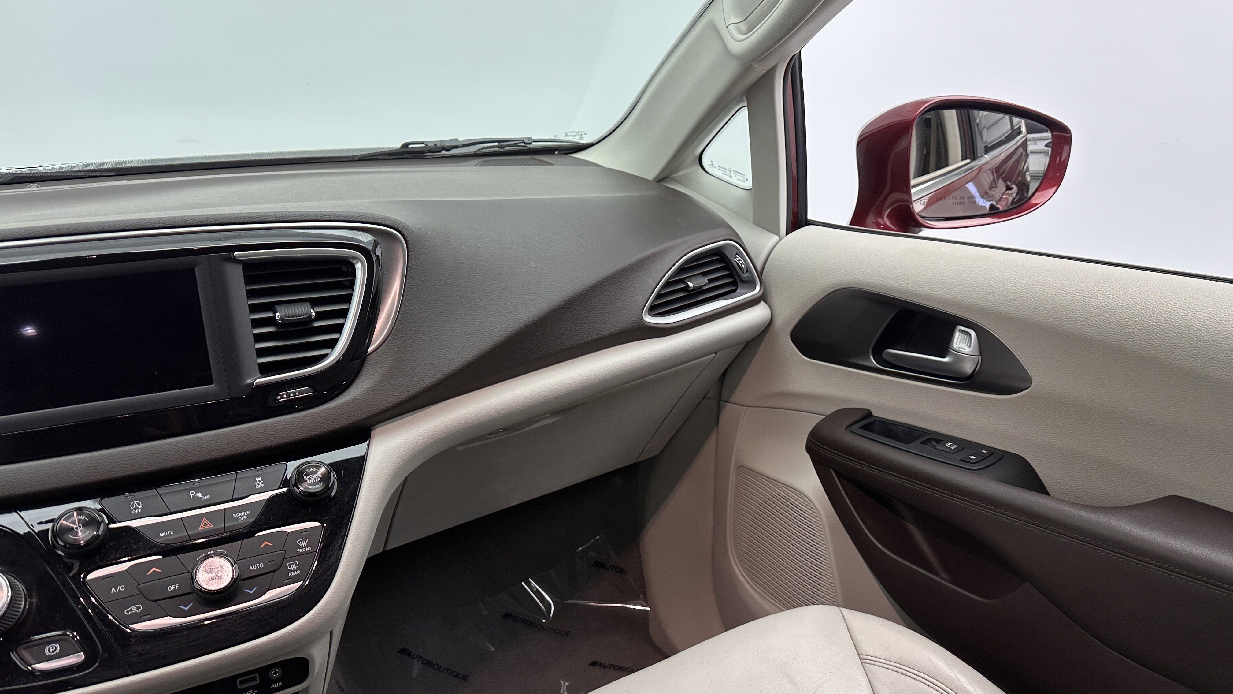 Used 2018 Chrysler Pacifica Touring-L image 29