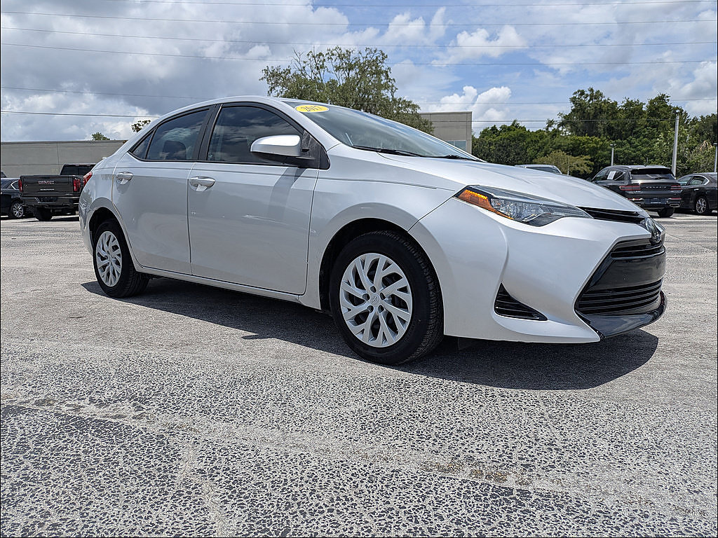Used 2017 Toyota Corolla LE FWD image 2