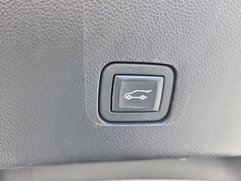 Used 2023 Chevrolet Traverse RS FWD image 13