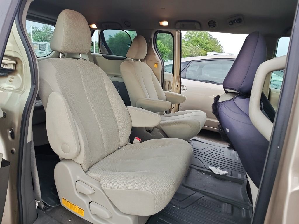 Used 2013 Toyota Sienna L FWD image 7