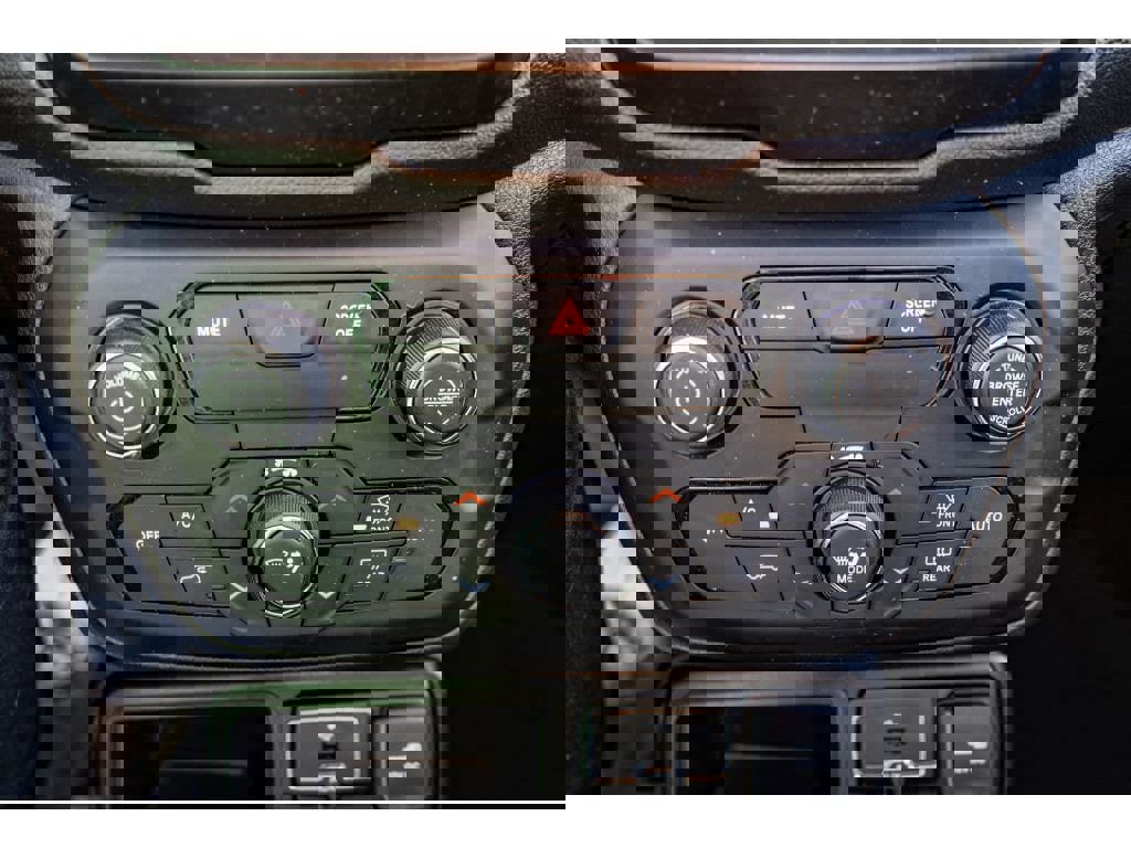 Used 2018 Jeep Renegade Latitude w/ Popular Equipment Group image 17