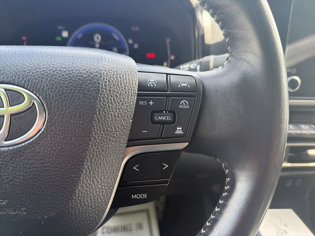 Used 2025 Toyota Camry SE FWD image 12