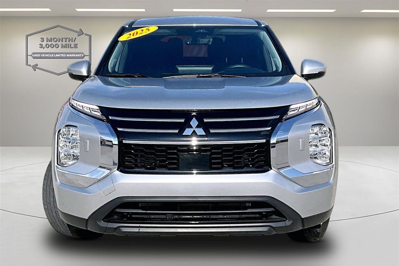 Used 2025 Mitsubishi Outlander ES image 2