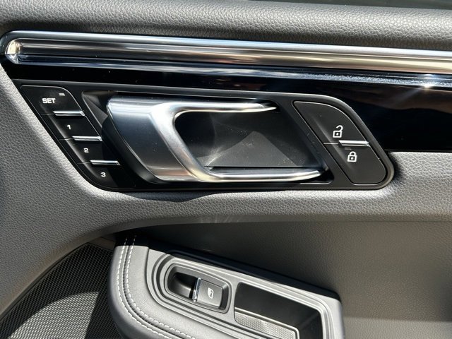 Certified 2025 Porsche Macan image 27