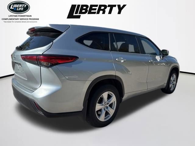 Used 2023 Toyota Highlander LE FWD image 7