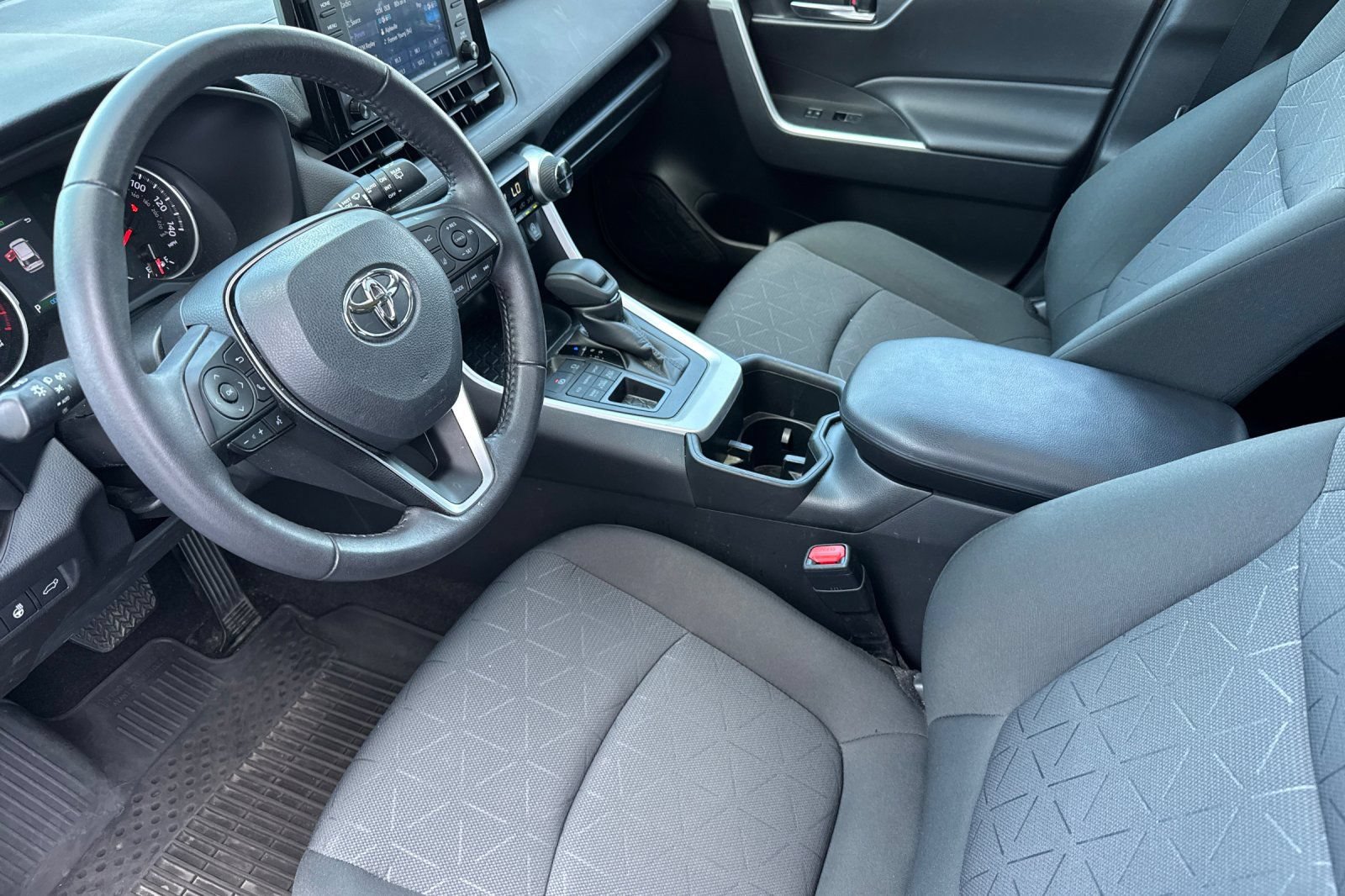 Used 2022 Toyota RAV4 XLE w/ Convenience Package AWD/4WD image 10