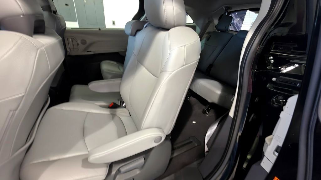 Used 2024 Toyota Sienna XLE image 59