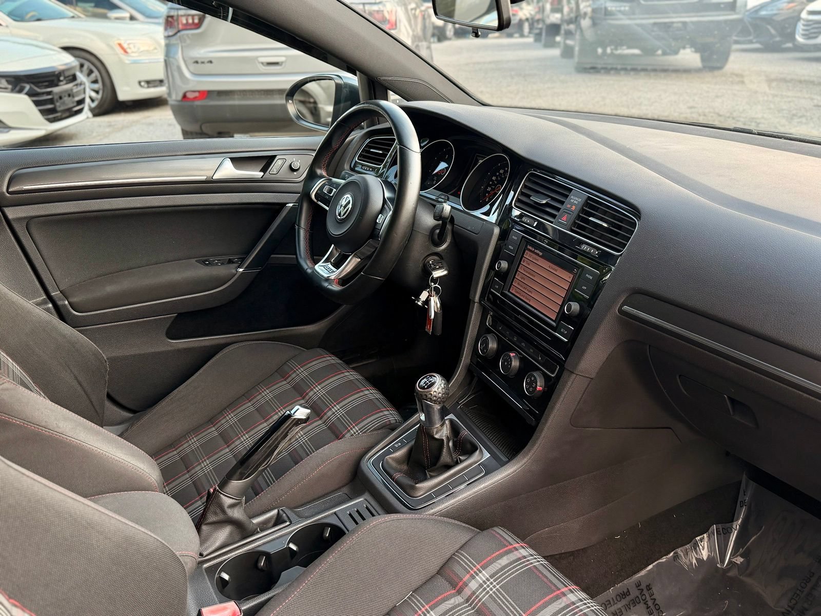 Used 2018 Volkswagen GTI SE FWD image 23
