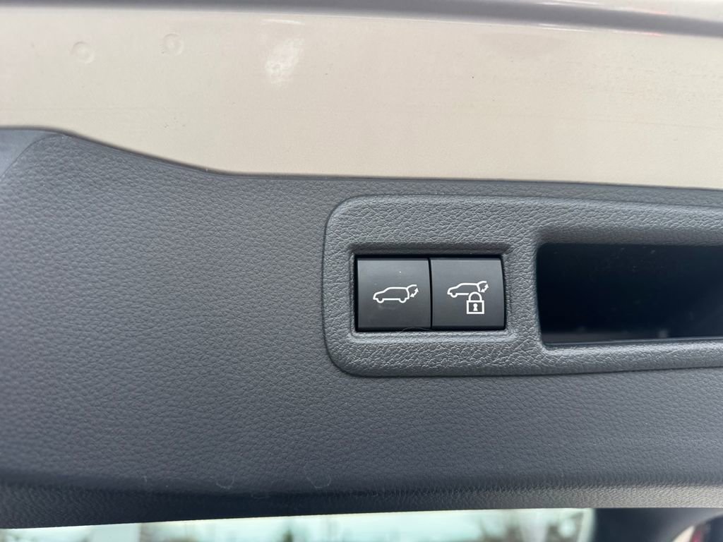 Used 2024 Toyota Venza LE image 25