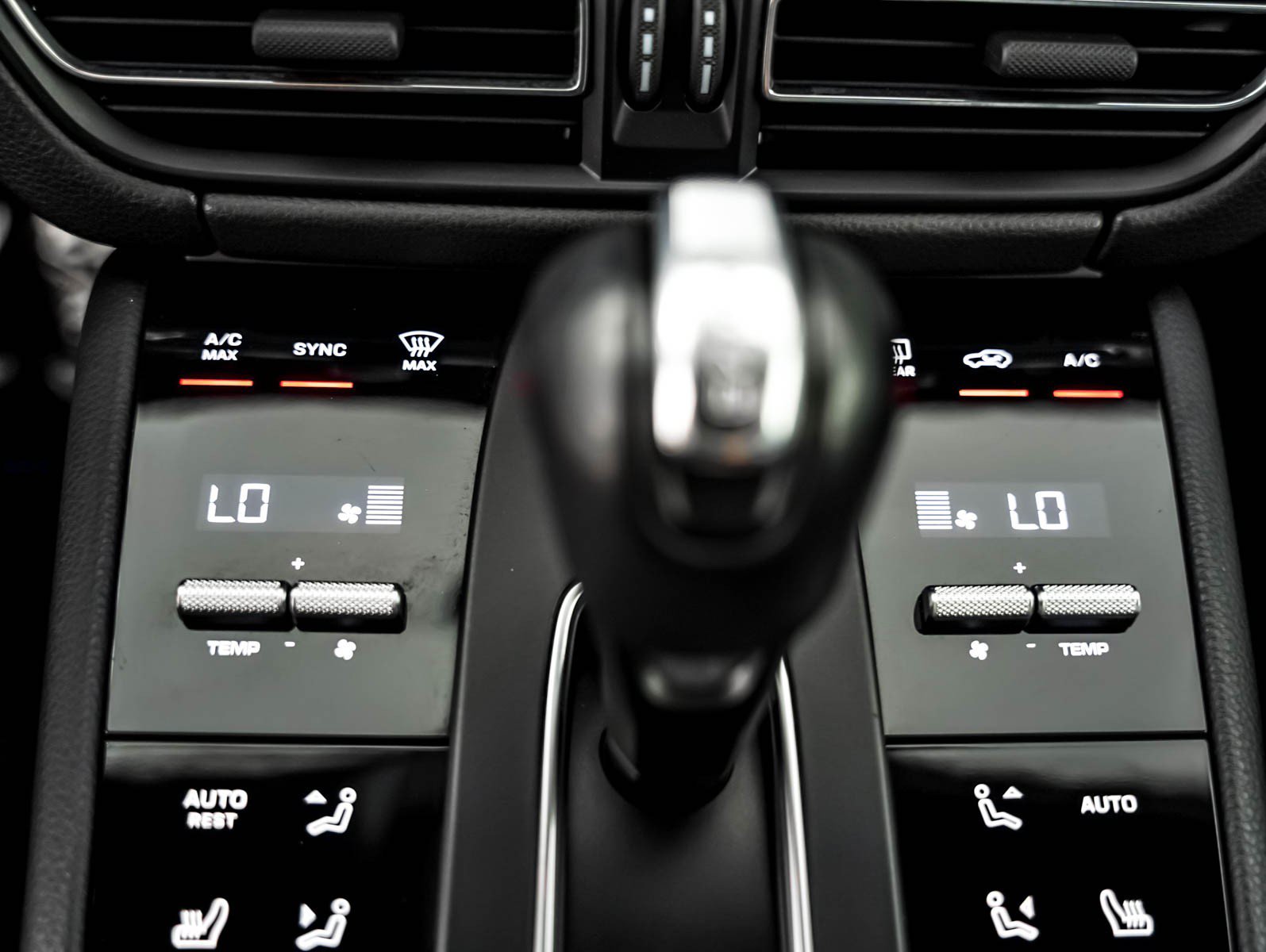 Certified 2023 Porsche Macan AWD/4WD image 21